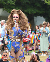 Una persona con un traje de drag queen en el Exmouth Pride