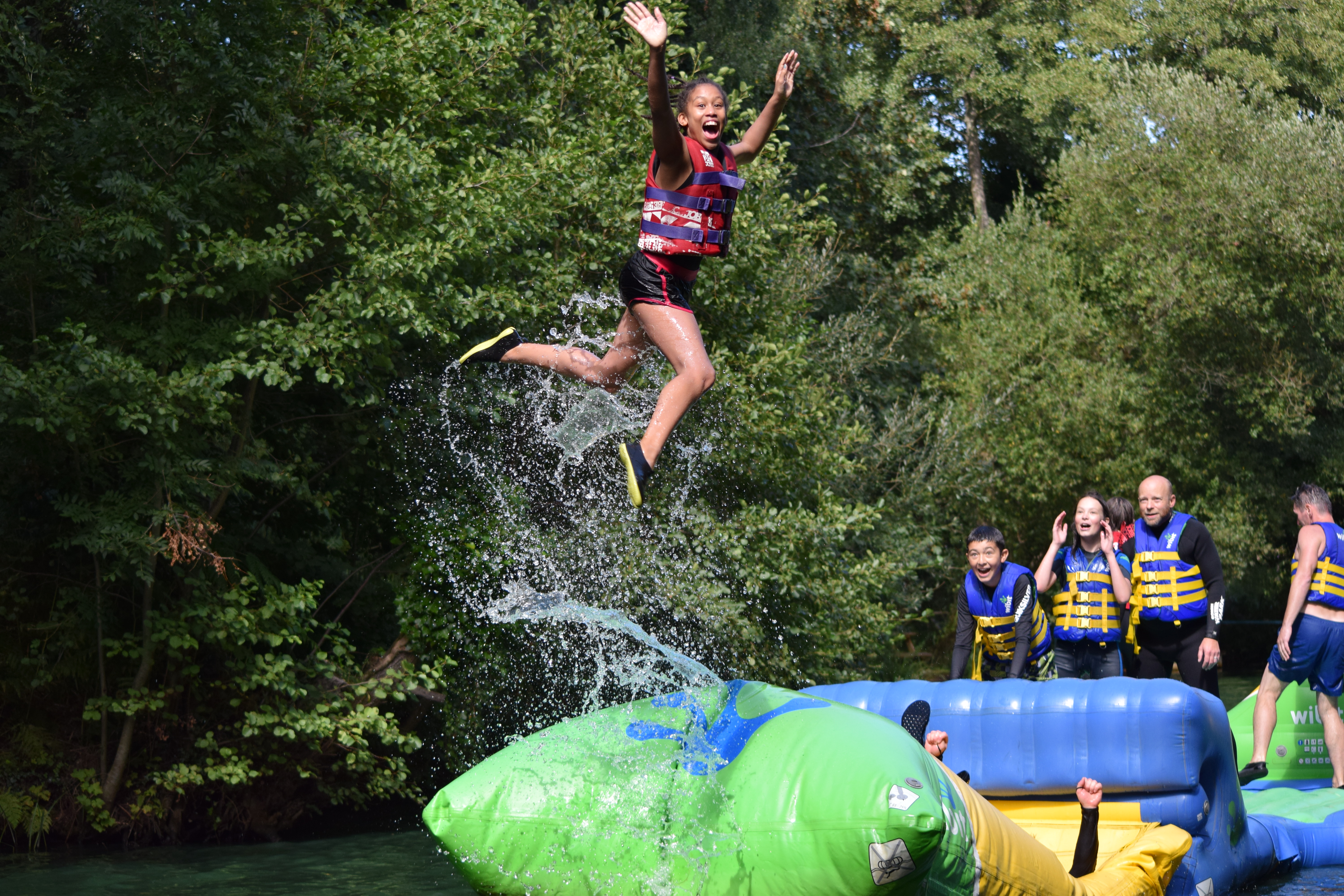 Una niña saltando en un inflable en el Dorset Adventure Park.
