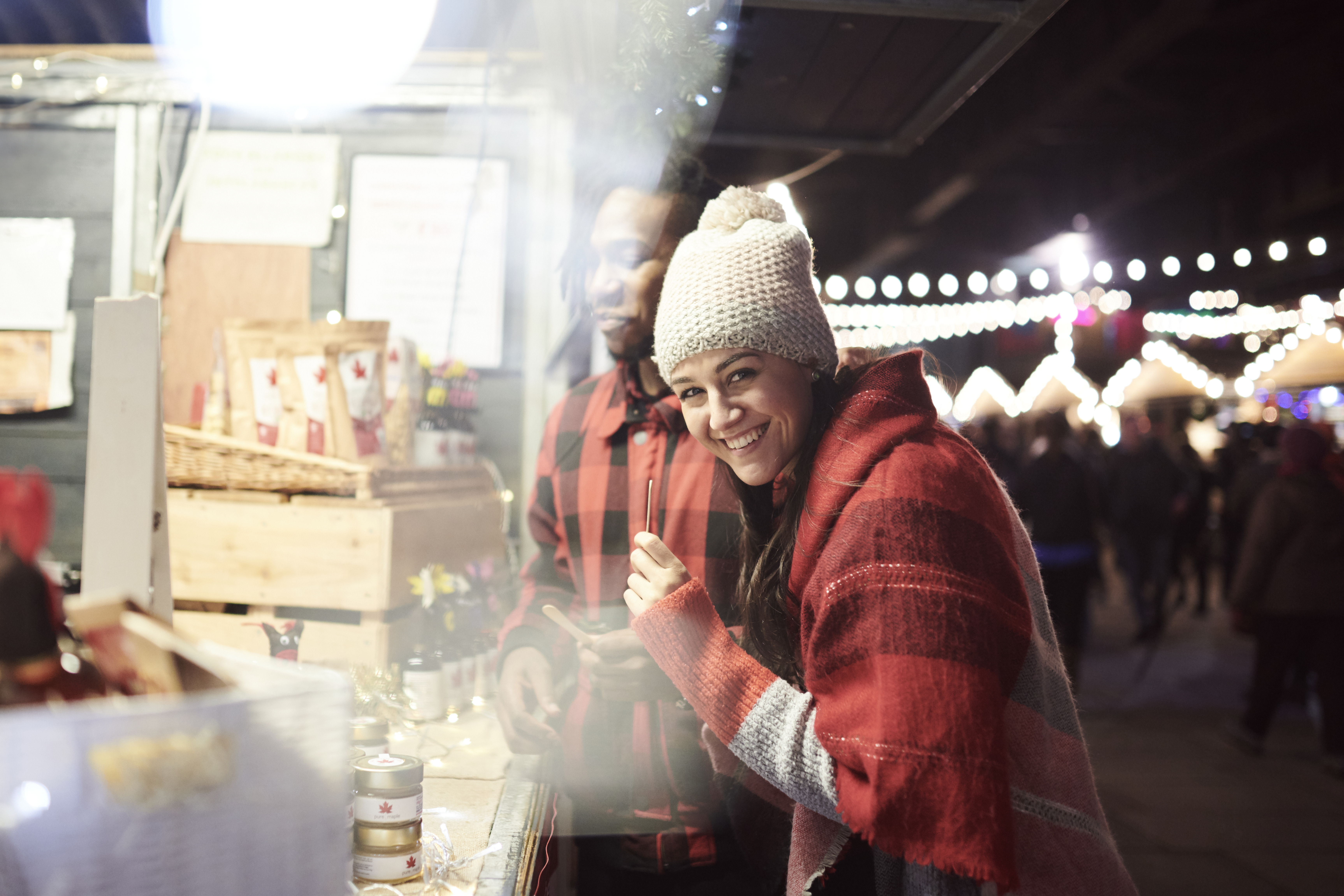 Frau und Mann an einem Marktstand bei Nacht