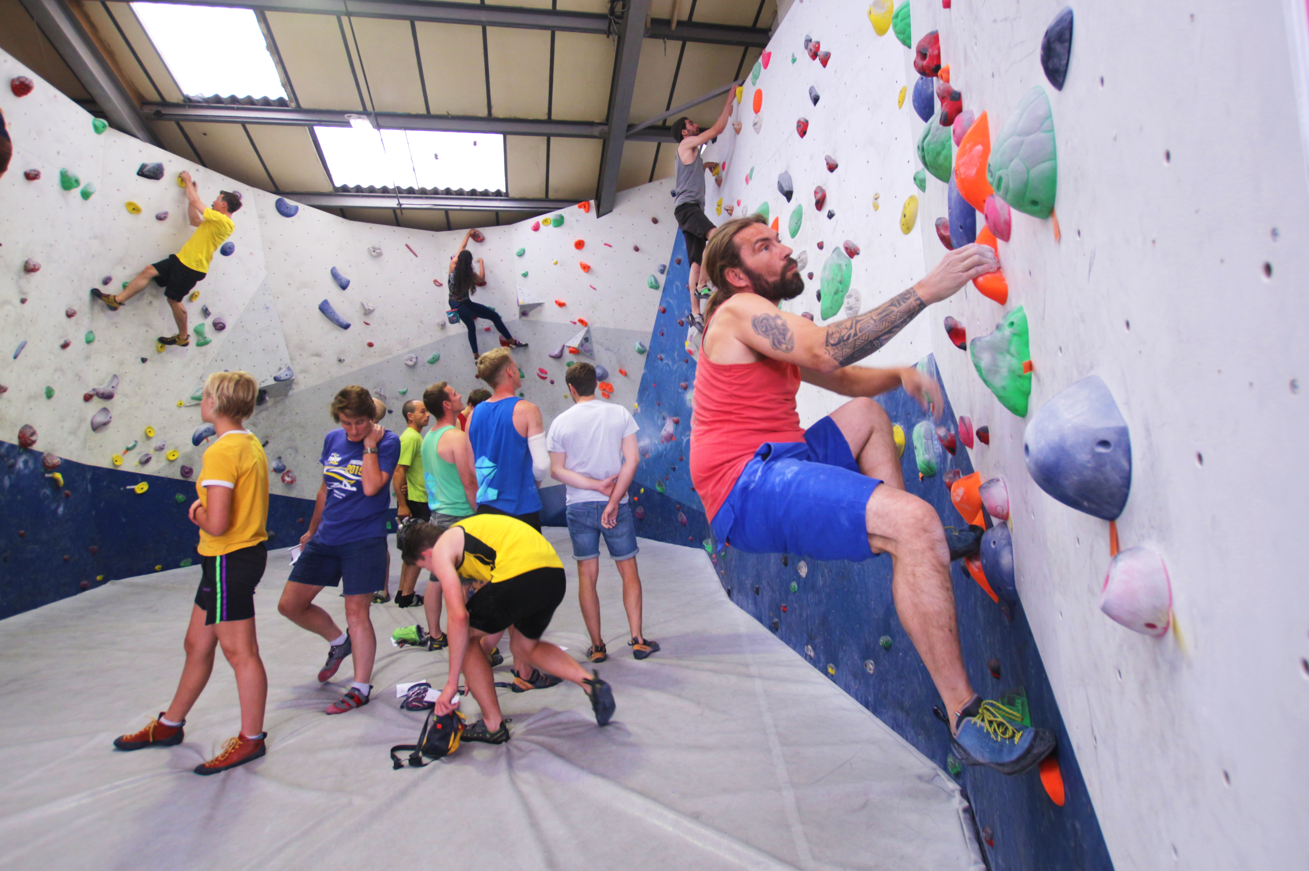 Arrampicatori sulle pareti del Colchester Climbing Project