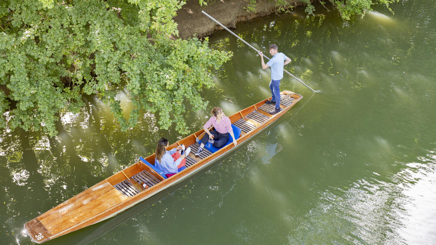 Zwei Frauen sitzen auf einem Kahn auf einem Fluss
