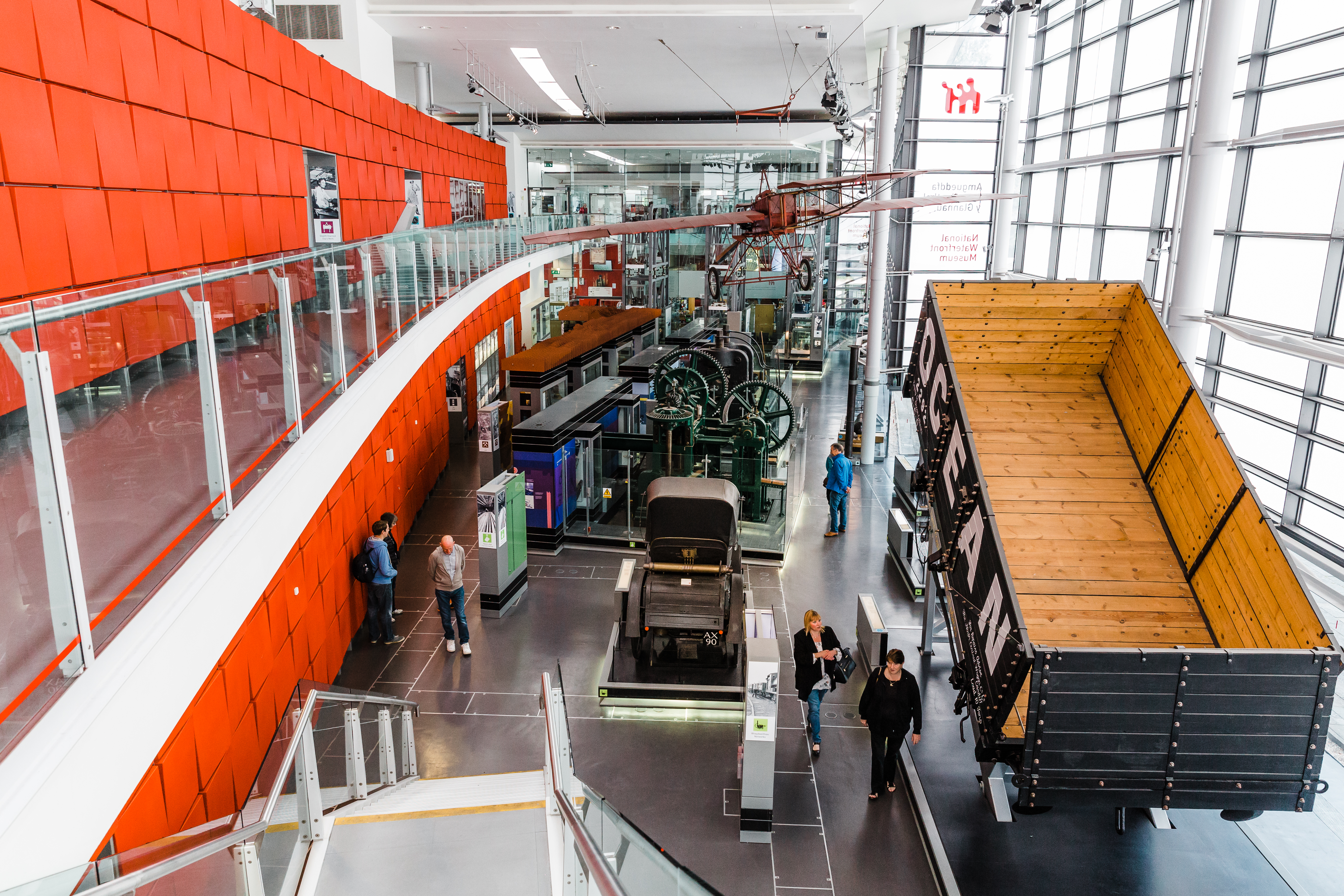 Menschen, die durch eine Ausstellung in einem modernen Museum gehen.