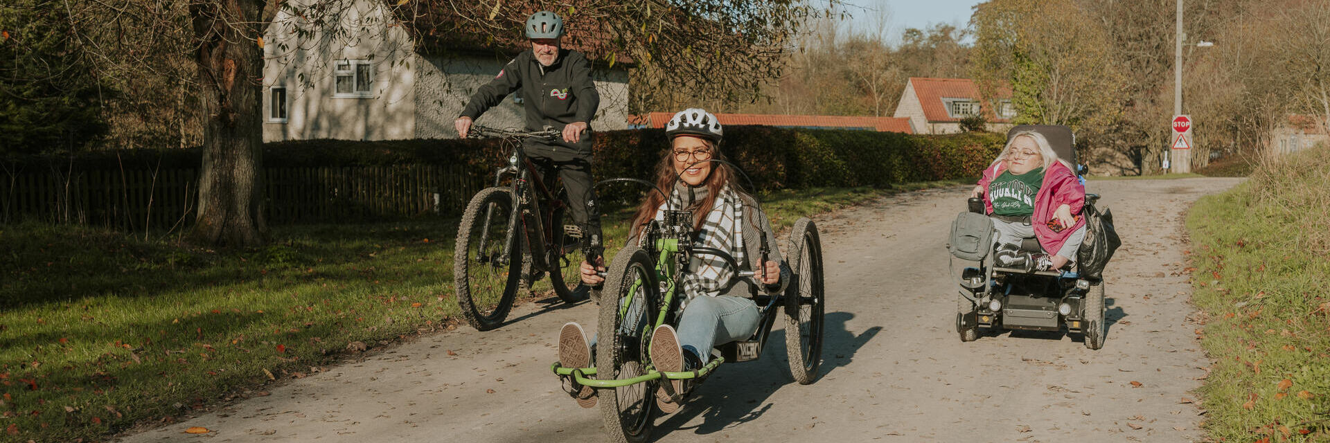 Una donna che utilizza una handbike con il personale del centro ciclistico