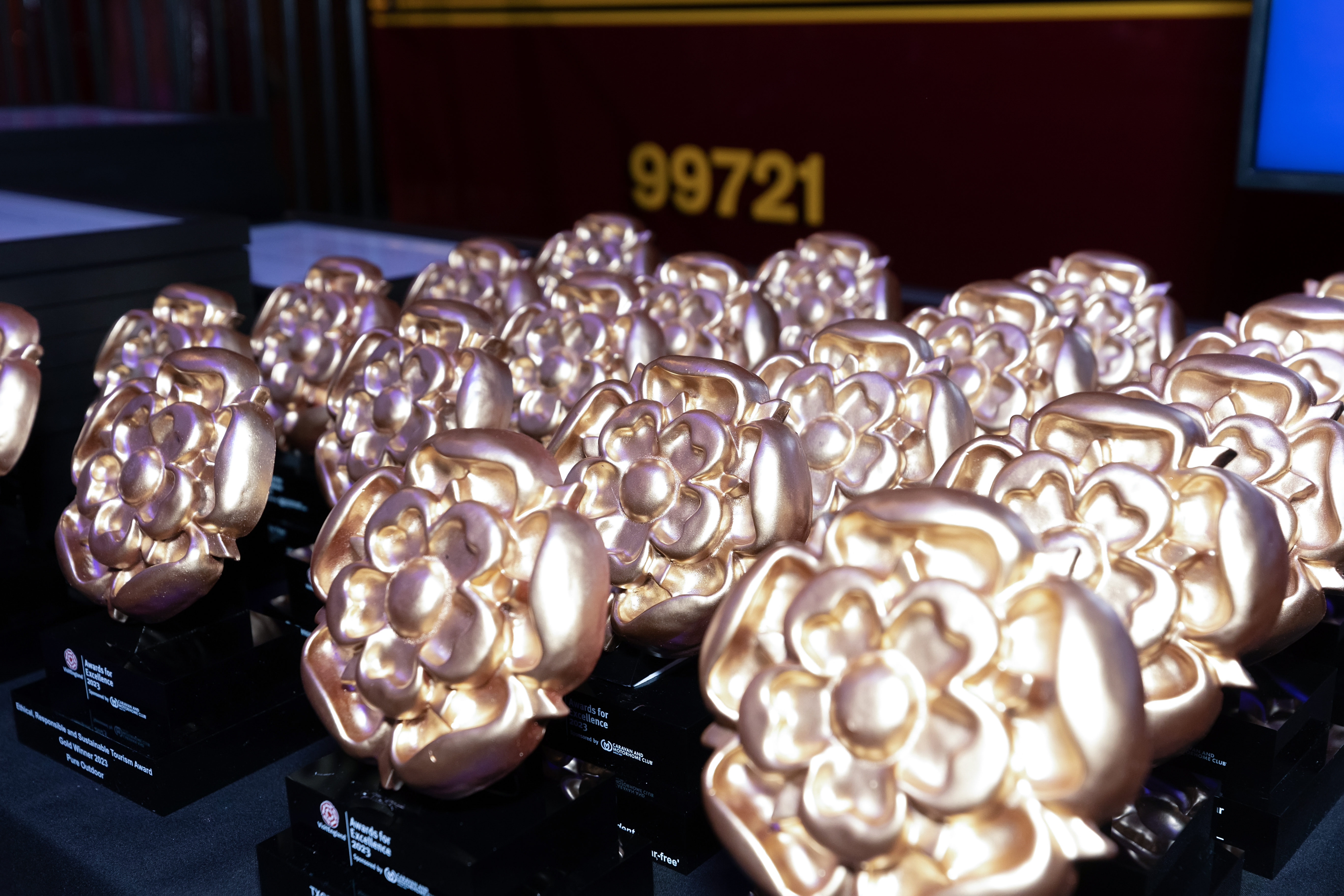 Trophäen für die VisitEngland Awards for Excellence 2023. Warner Bros. Studio Tour – The Making of Harry Potter, Hertfordshire.