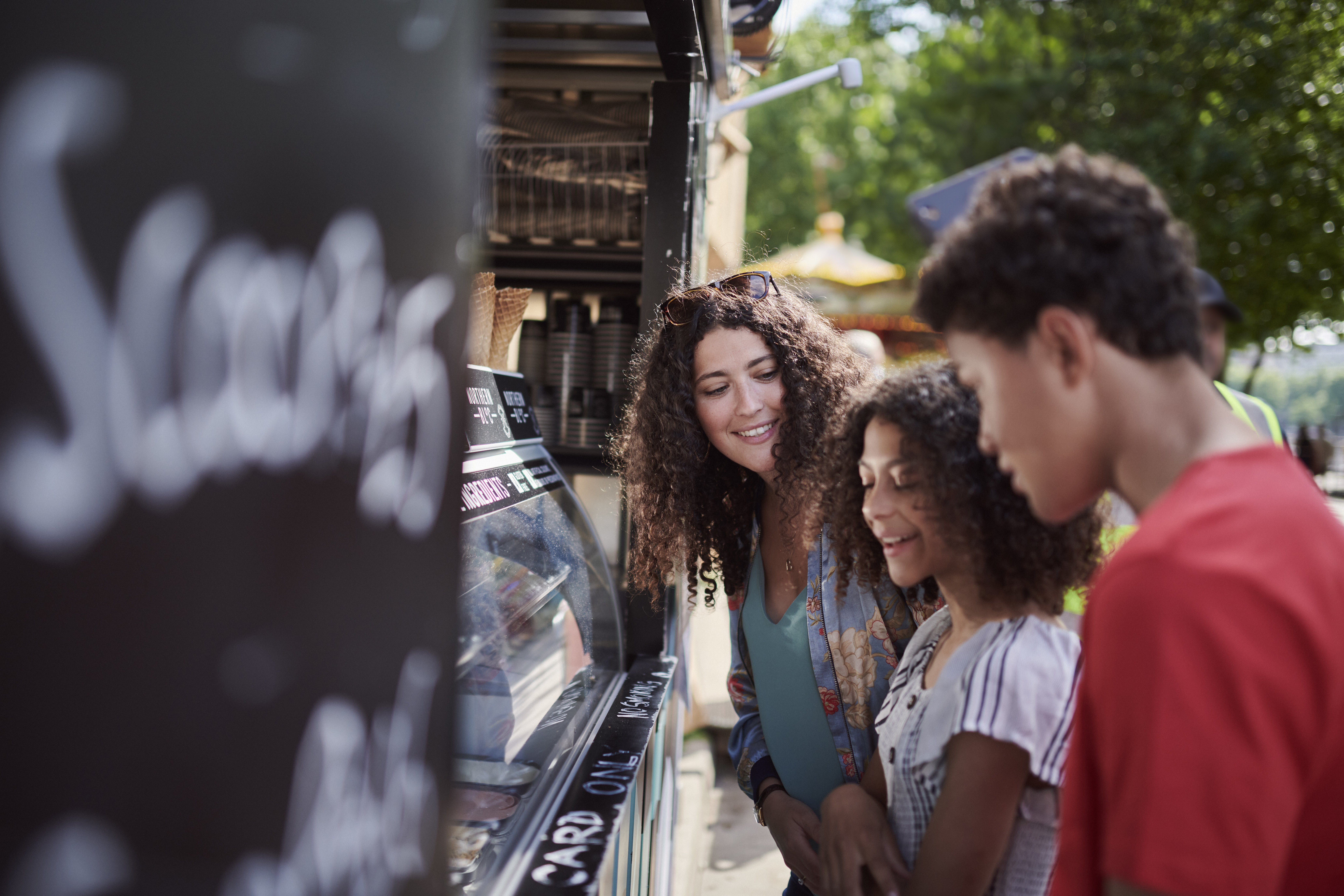 Des amis achetant des glaces à un stand