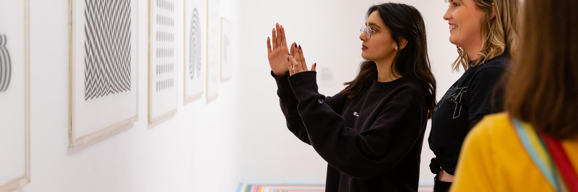 Des jeunes discutent de Bridget Riley à la Tate Liverpool