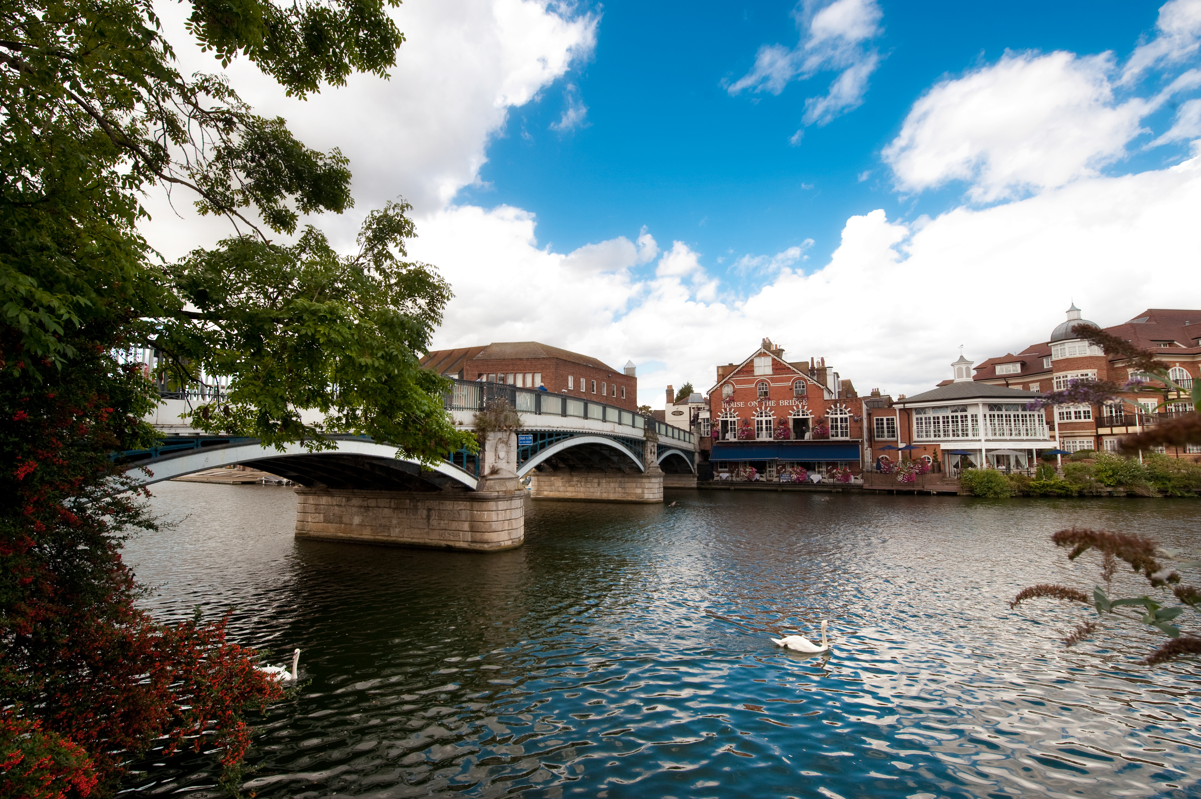 Blick auf die Eton Bridge, die über die Themse in Windsor führt