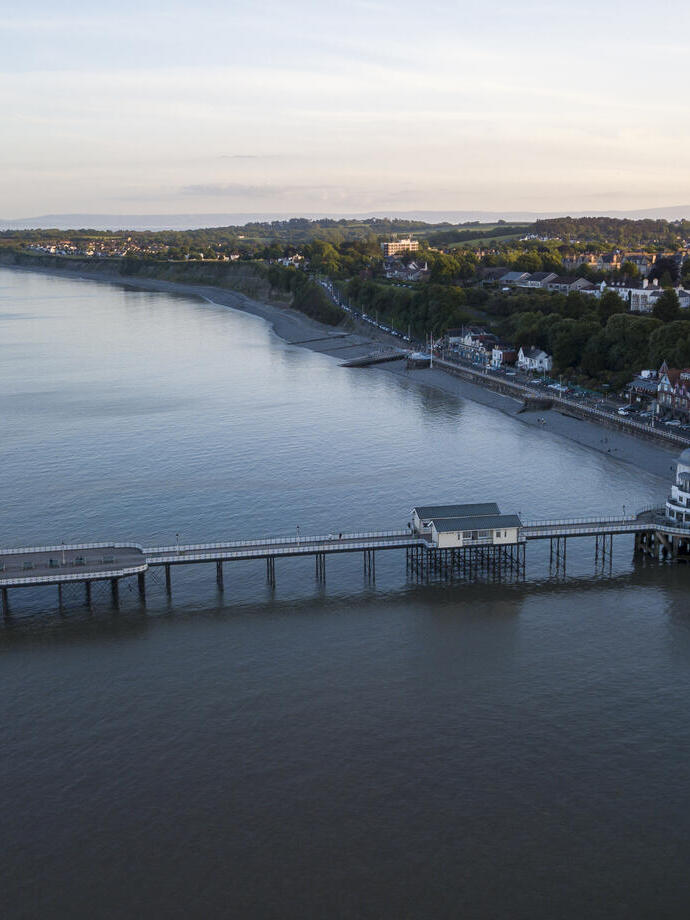 Une jetée s'avançant dans l'océan dans une grande ville.
