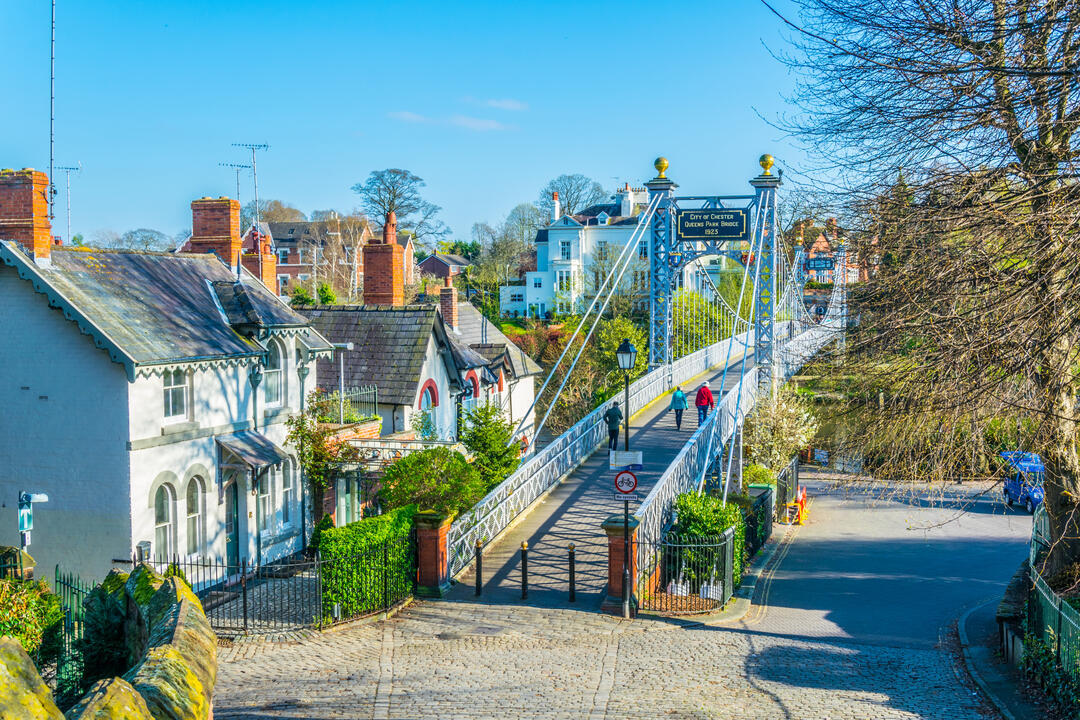 Vista de casas residenciales junto a un puente sobre un río