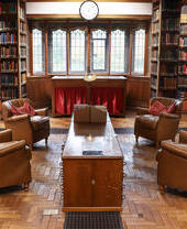 Der Lesesaal in Gladstone's Library in Hawarden, Wales