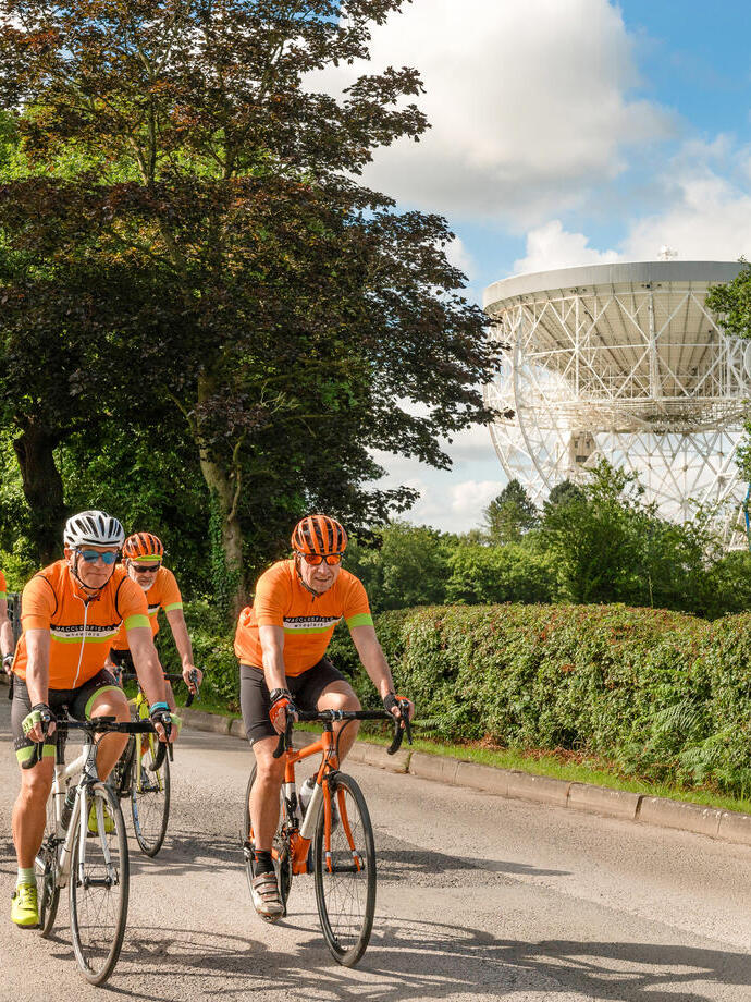 Un groupe de cyclistes passe devant Jodrell Bank