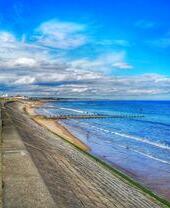 Vista del paseo marítimo de Aberdeen, cielos azules
