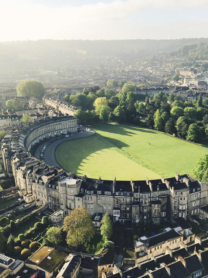 Vista aerea di un edificio a forma di mezzaluna circondato dall'erba