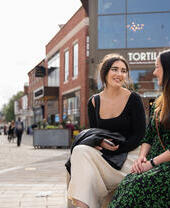 Deux femmes assises sur un banc dans le quartier Cornhill de Lincoln