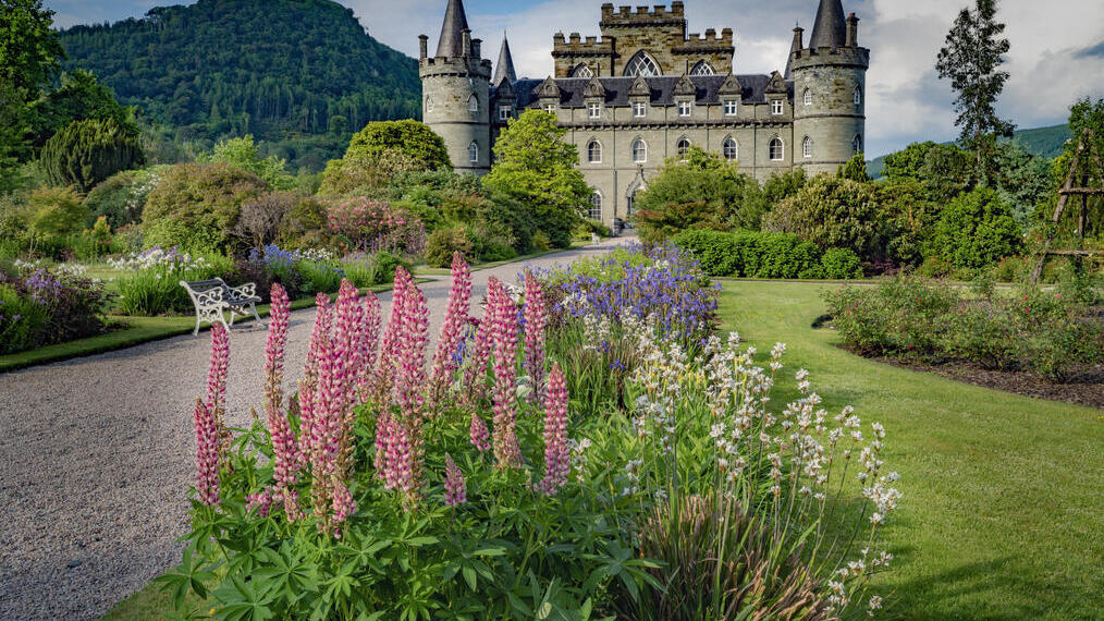 Blick über das Gelände von Inveraray Castle