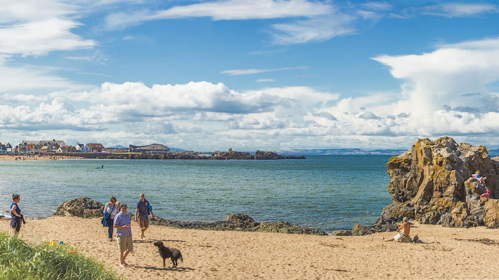 Vue panoramique du ciel bleu et du sable sur la côte de North Berwick