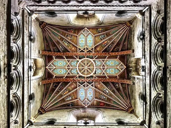 Vista aerea dall'interno della cattedrale di St Davids, Galles