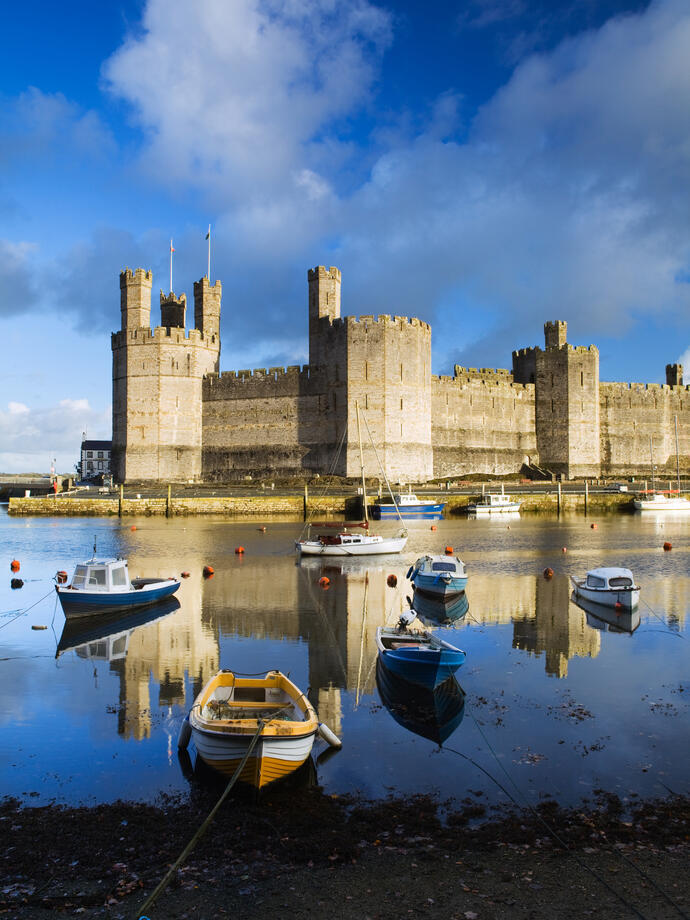 Bateaux à rames sur l'eau devant un grand château