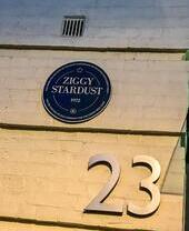 Vista di 23 Heddon Street, Londra, con la targa dedicata a Ziggy Stardust