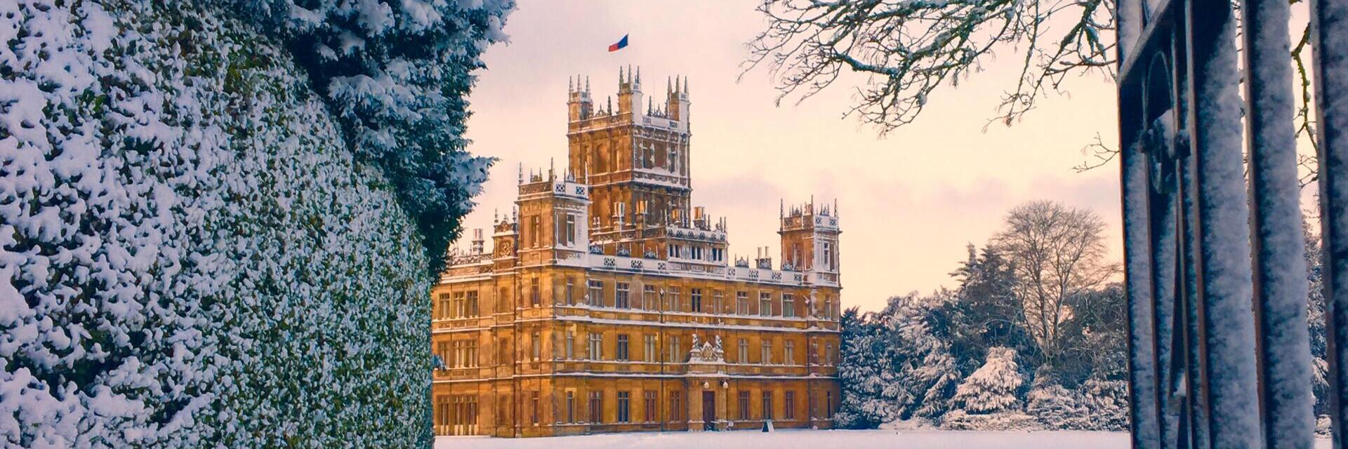 Vista esterna di un castello storico in inverno