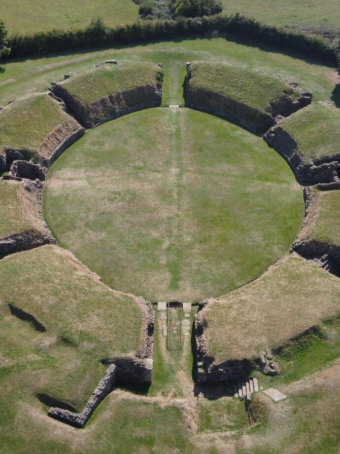 Vista aerea di un antico anfiteatro romano.
