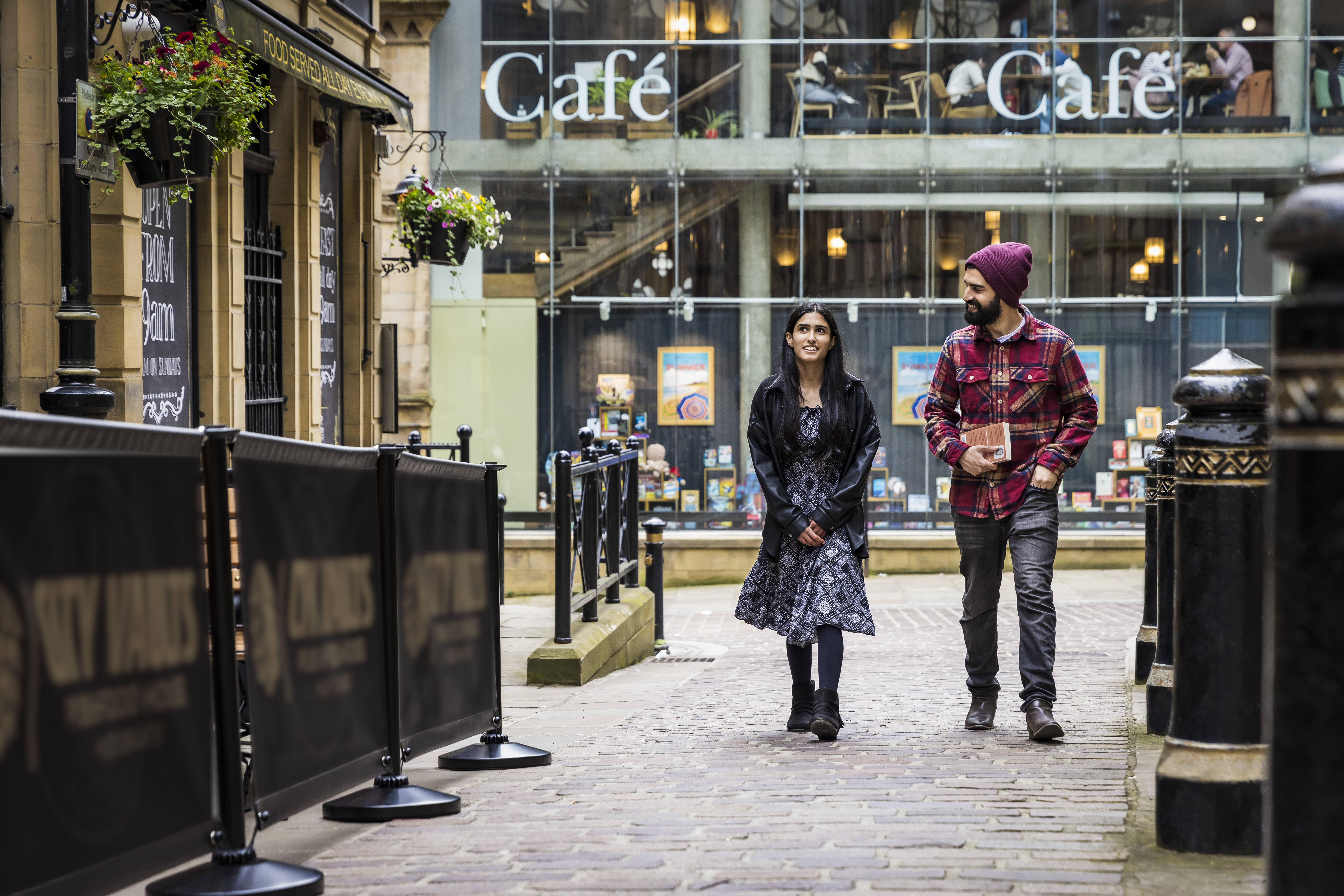 Une femme et un homme marchent dans le centre-ville
