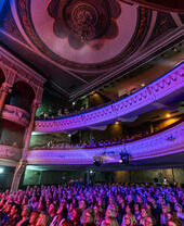 Multitud en la Gran Ópera de York viendo una actuación
