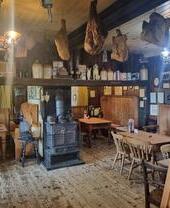 Das Innere des Tafarn Sinc, einem traditionellen walisischen Pub