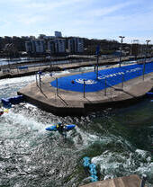 Canoisti al White-Water Rafting Centre, Cardiff Bay