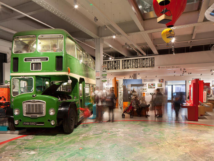 Eine Reihe von Exponaten im M Shed in Bristol