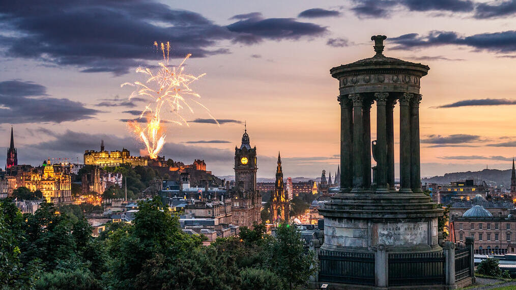 Feux d'artifice au crépuscule dans le ciel au-dessus des monuments de la ville