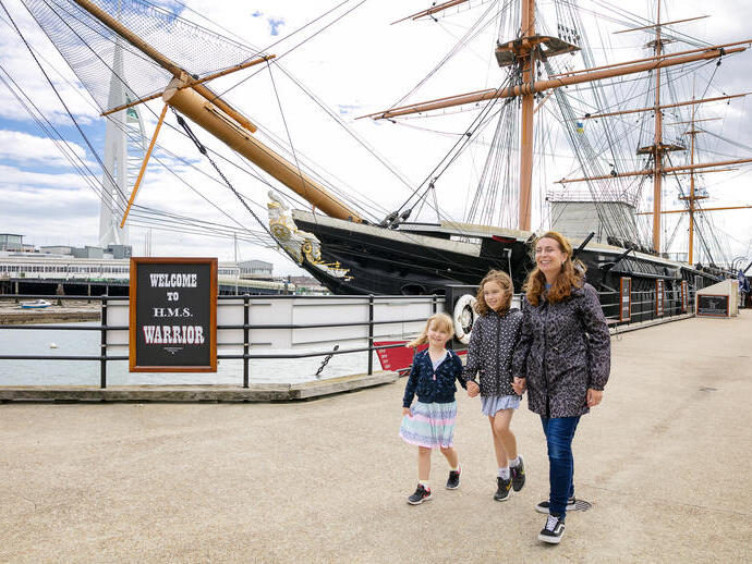 Une famille marchant le long d'un navire à quai