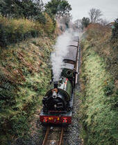 قطار بخاري تراثي تم تجديده يمر عبر الريف.