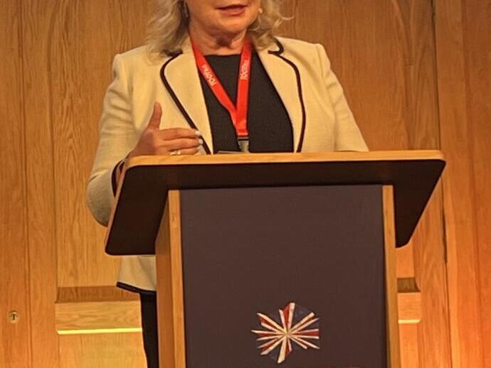 Patricia Yates, CEO di VB, mentre parla dal podio