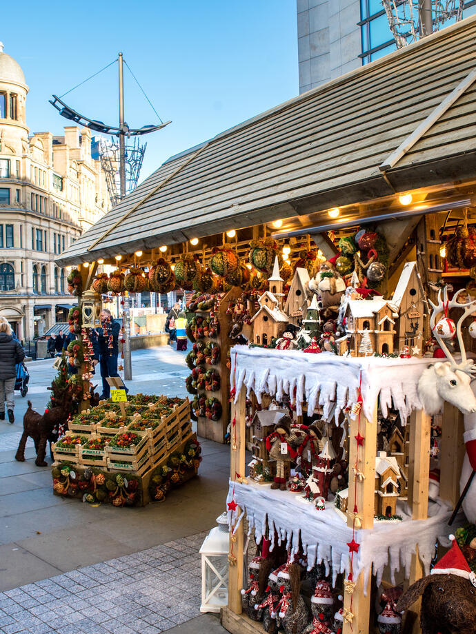 Bancarelle del mercatino di Natale lungo Cathedral Street a Manchester