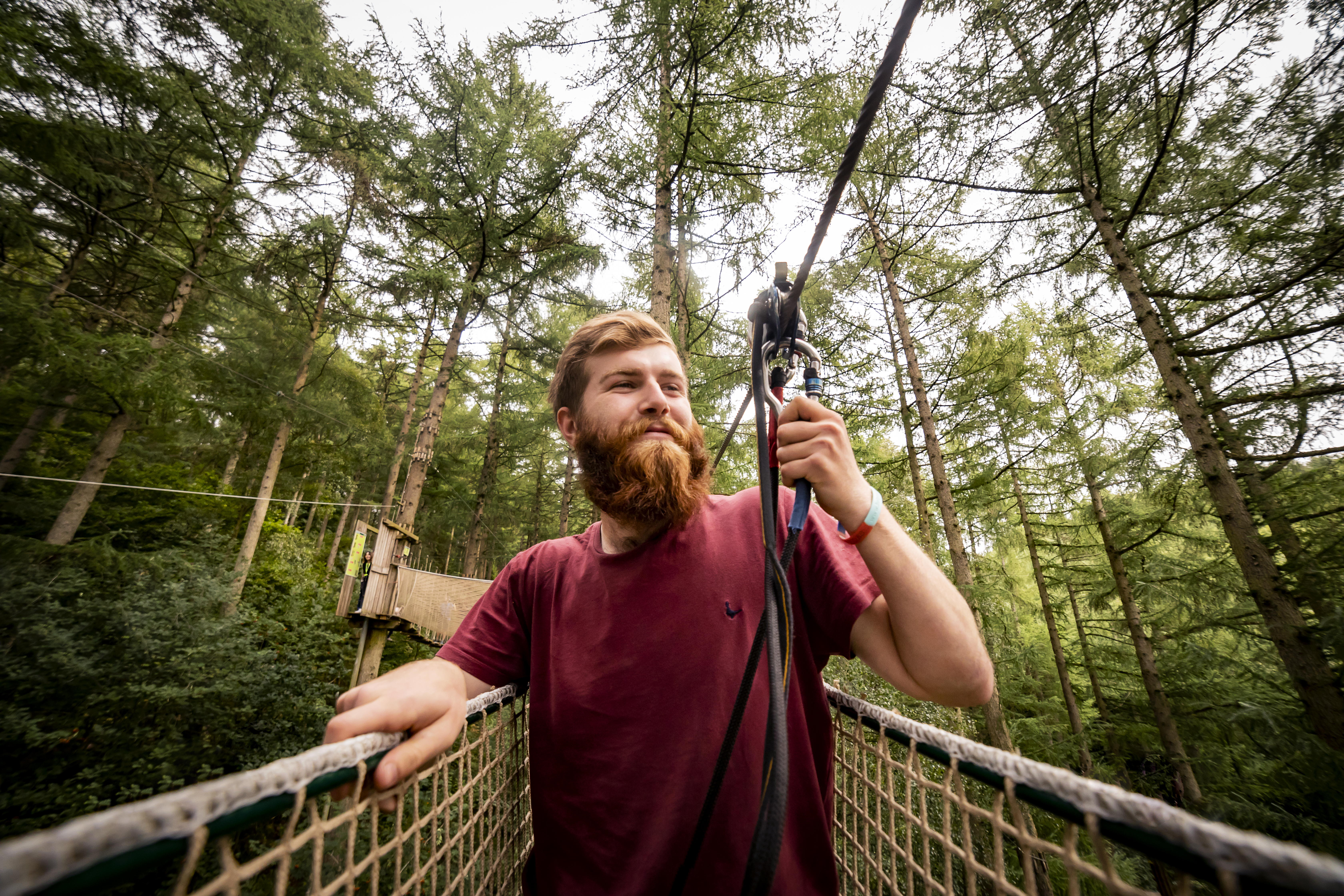 Homme attaché à un câble de sécurité - Go Ape Dalby Forest