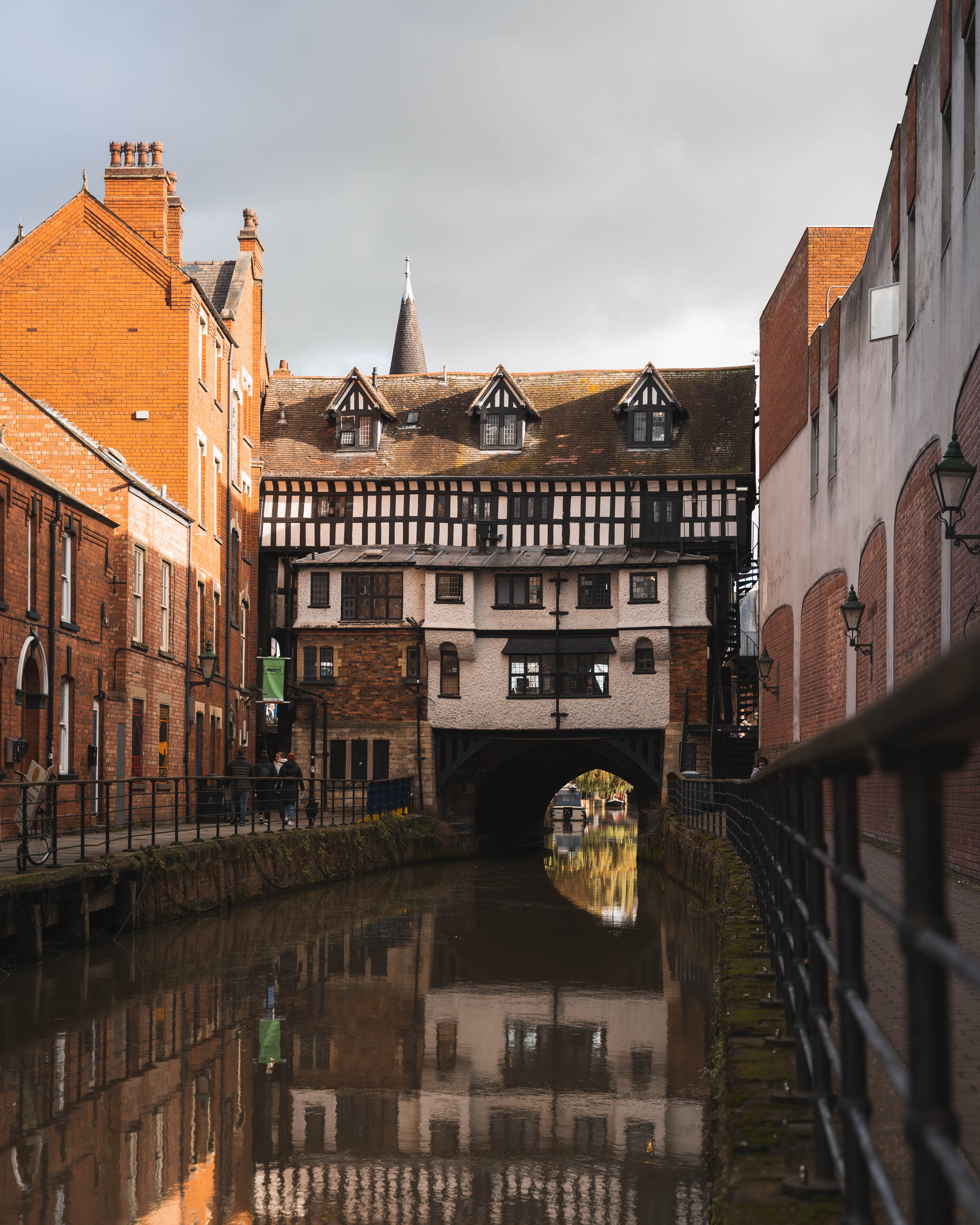 Schwarz-weiße Holzgebäude über dem Fluss Witham in Lincoln