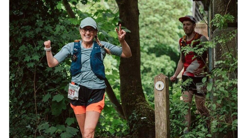 Une femme et un homme participant à une course le long du Thames Path