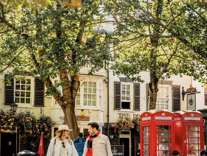 Ein Paar geht Hand in Hand über eine Straße