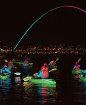Amanecer de verano en kayak en la costa de North Tyneside