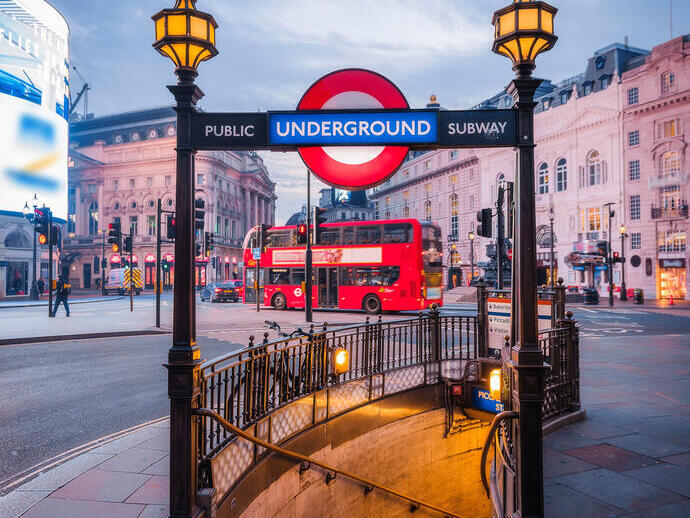 Une station de métro dans une ville