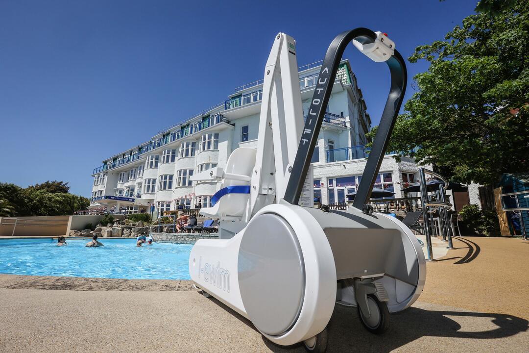 Accessible swimming pool