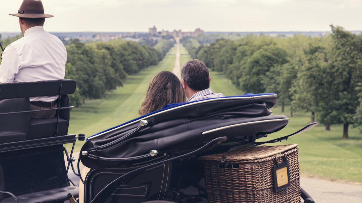 Un couple dans une calèche regardant vers le Long Walk à Windsor