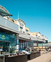 Une rangée de boutiques et de restaurants sur la marina de Brighton