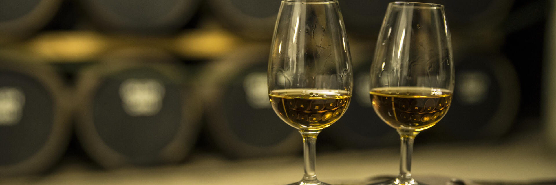 Due bicchieri di whisky su una botte di rovere