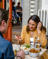 Uomo e donna che mangiano in un ristorante