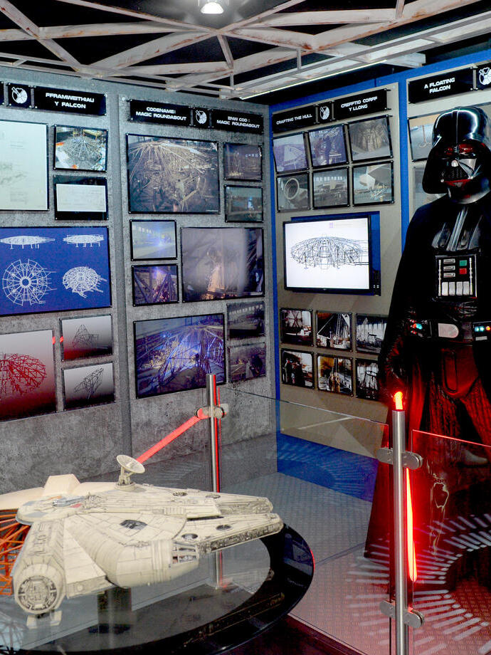 Un acteur vêtu d'un costume de Dark Vador dans une exposition sur le thème de Star Wars.