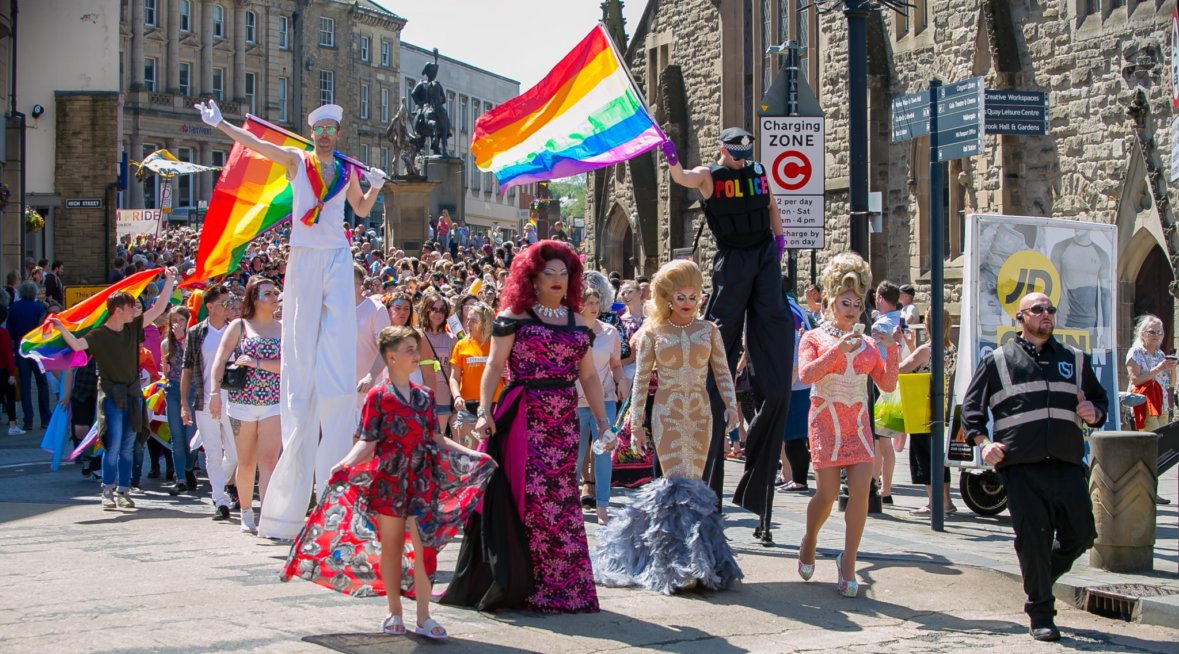 Menschenmassen, die anlässlich des Durham Pride durch die Straßen von Durham ziehen