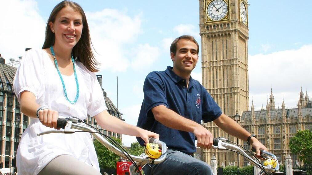 Une femme et un homme faisant du vélo lors d'une visite guidée alternative de Londres