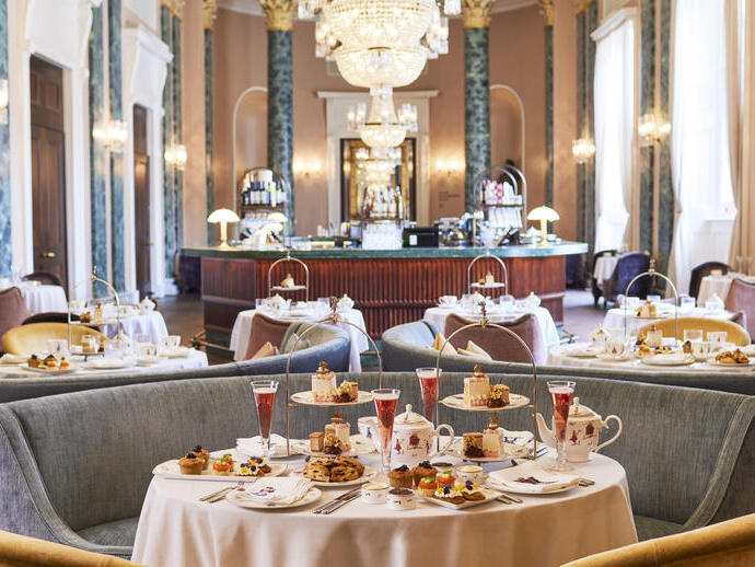 Tavoli preparati per il tè pomeridiano al Theatre Royal Drury Lane